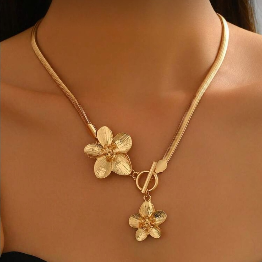 Elegant Gold Floral Necklace R156 - Picture 1 of 3